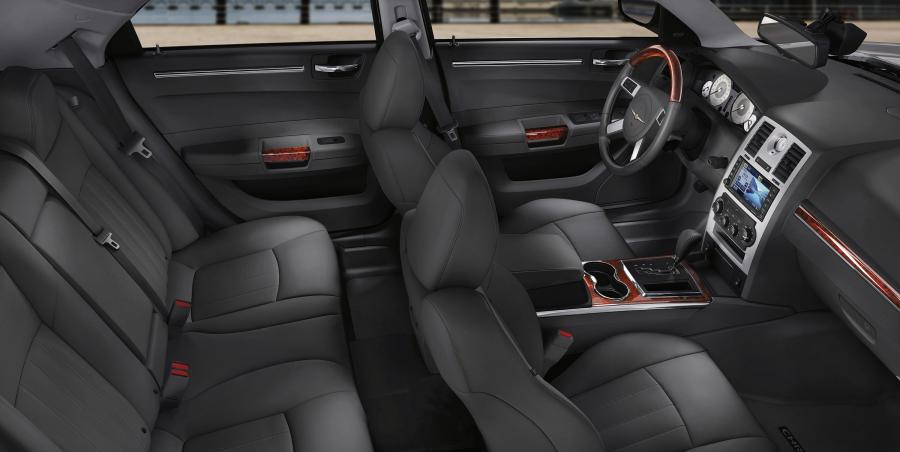 Интерьер Chrysler 300C (LX) 2005 года  (фото 32 из 120)